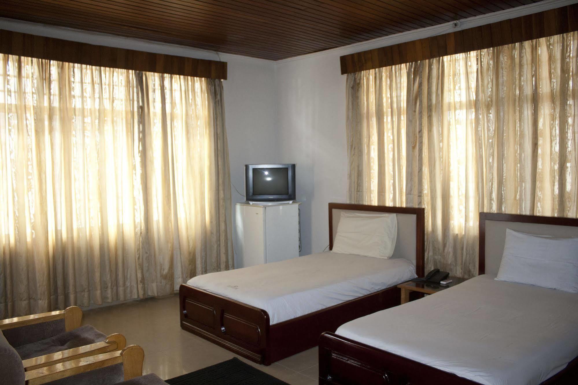 East Legon Guest Lodge Madina Екстериор снимка