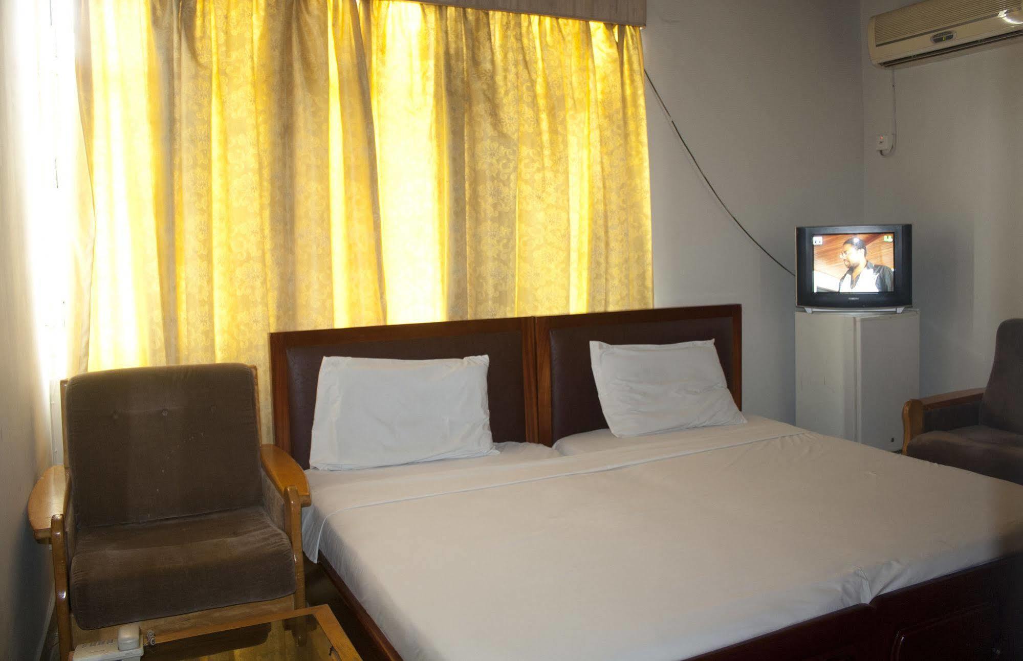 East Legon Guest Lodge Madina Екстериор снимка